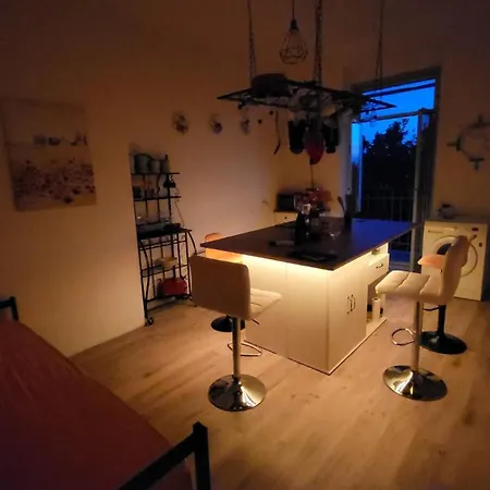 Moon House ترييستي